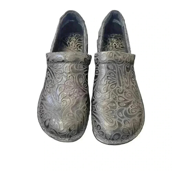 Born Concepts BOC Black Leather Floral Embossed Peggy Clogs - Picture 5 of 11